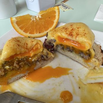 Pür & Simple - Cheez-burger eggs Benedict - Breakfast & Brunch Near Me - Port Coquitlam, British Columbia Pür & Simple - Cheez-burger eggs Benedict - Breakfast & Brunch Near Me - Port Coquitlam, British Columbia