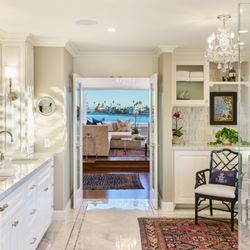 Cheyenne Alred - Pacific Sotheby's International Realty - Primary bath at 11 Vista del Golfo, Naples Island, Long Beach
