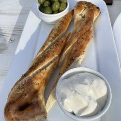 Royal - Brot mit Aioli und Oliven/Bread with aioli and olives