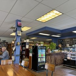 Vellichor Coffee Roasters - Vibes/decor