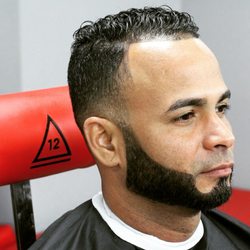 Dynasty Barbershop - Cliente SATISFECHO con su Low Fade, reconstrucción con Topix y barba delineada y pintada ;-)