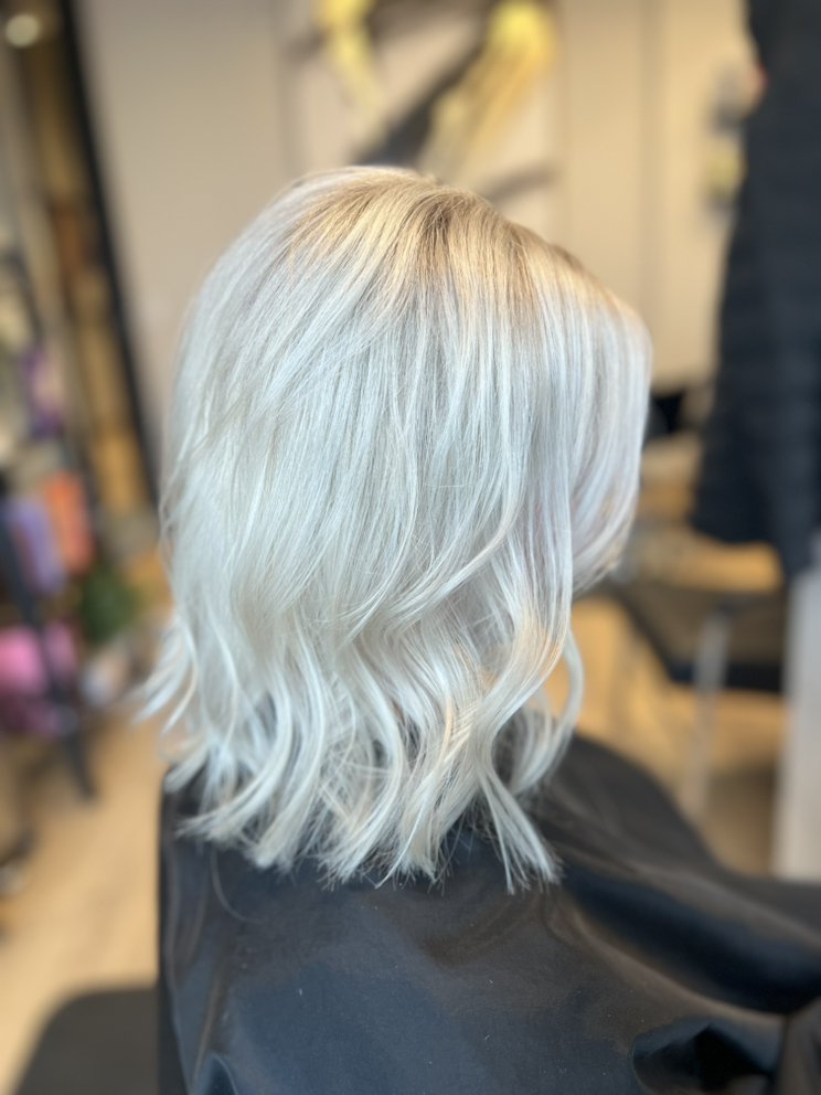 Hairstylist Michelle Logo