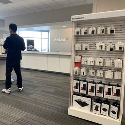 Cellular & More - Verizon kentwood location near woodland mall is very poor