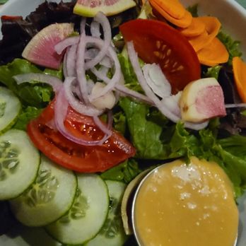 Robins Restaurant - Robins garden salad - New American Near Me - Cambria, California