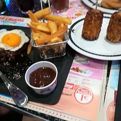 Memphis Coffee - Frites, sauce barbecue, double steak haché et œuf au plat, maïs grillé.