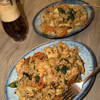 Ezankaya - Pad See Eiw - Thai Near Me - Chicago, Illinois