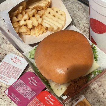 Chick-fil-A - Spicy Deluxe Sandwich /chic sauce /poly sauce/ bbq sauce/ honey bbq sauce - Fast Food Near Me - Fairfield, California