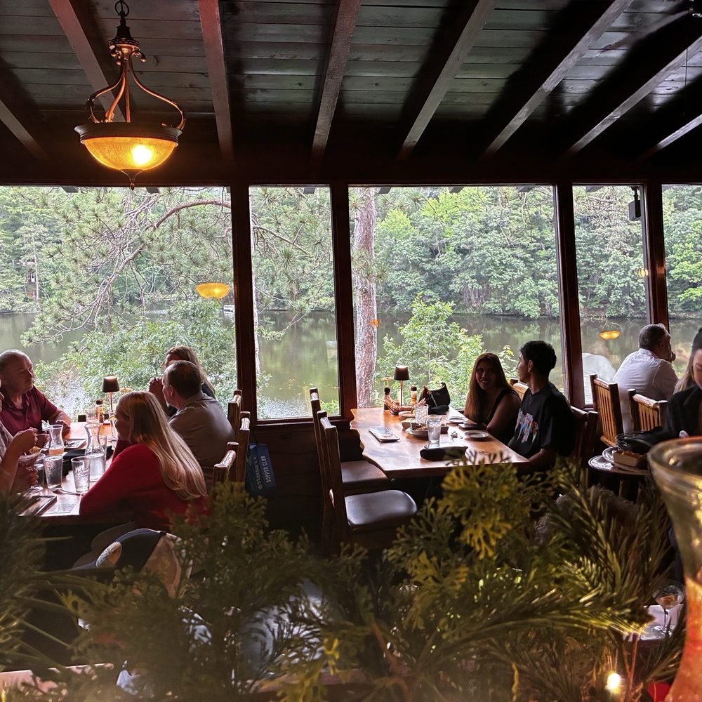 Ishnala - Dining room view - Steakhouses Near Me - Wisconsin Dells, Wisconsin Ishnala - Dining room view - Steakhouses Near Me - Wisconsin Dells, Wisconsin