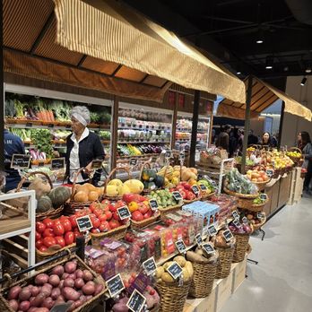 Eataly - Short Hills - Grocery aisle - Pizza Near Me - Millburn, New Jersey