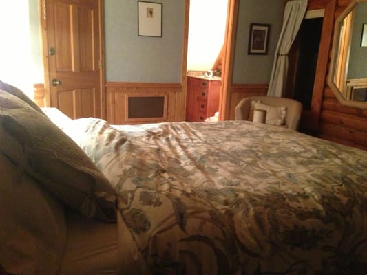Howlers Inn B&B and Wolf Sanctuary, Bozeman MT Bed and Breakfast Lodging by null