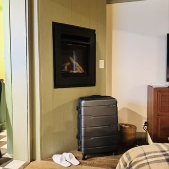 Le Petit Pali - The fireplace. So small you can put it in your pocket. - Bed & Breakfast Near Me - Carmel, California