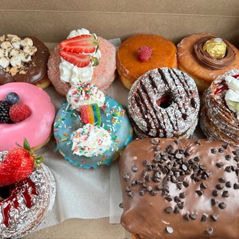 Friendly Donuts - Dozen Premium Classic (minus 2 gluten free donuts) - Donuts Near Me - Orange, California Friendly Donuts - Dozen Premium Classic (minus 2 gluten free donuts) - Donuts Near Me - Orange, California