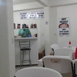 Don Benjamín, el dueño del lugar, prepara los tacos y las tortas al momento