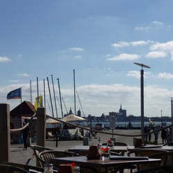 Café Haus Putbus - Das Café liegt direkt am Yachthafen und unweit des Fähranlegers. Im Hintergrund: Stralsund.