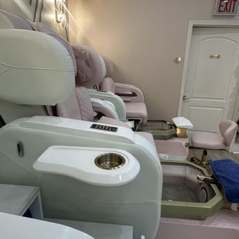 Bedazzled Nails and Spa - Clean, stylish, and comfortable. - Waxing Near Me - Chicago, Illinois Bedazzled Nails and Spa - Clean, stylish, and comfortable. - Waxing Near Me - Chicago, Illinois
