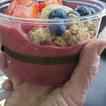Vida Juice Bar - a hand holding a bowl of fruit and oatmeal - Juice Bars & Smoothies Near Me - Red Bluff, California Vida Juice Bar - a hand holding a bowl of fruit and oatmeal - Juice Bars & Smoothies Near Me - Red Bluff, California