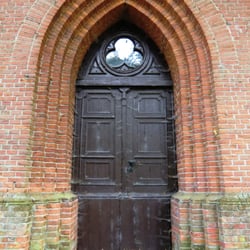 Heilig-Kreuz-Kirche - Turmeingang.