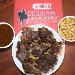 Birrieria La Escondida de Don Alvaro Lugo - Costillas de Cabrito Doraditas al Horno, acompañadas de consome y delicioso garbanzo oriundo de la región