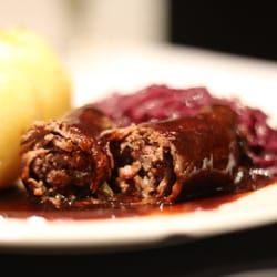 Treffpunkt - Selbstgemachte Rinder-Roulade - 1 Rinder-Roulade mit Thüringer Klößen und Rotkraut-Gemüse