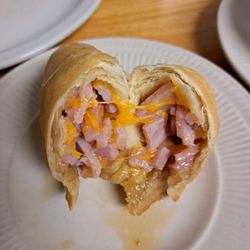 Chelo’s kitchen - Ham and cheese empanada