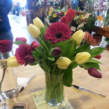 Daffodils - Tulip arrangement :-D - Florists Near Me - Chicago, Illinois Daffodils - Tulip arrangement :-D - Florists Near Me - Chicago, Illinois