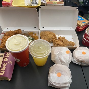Jollibee - Ube pie, mt dew & pineapple drink, 4 cheeseburger, 2 gravy, 2 chickenjoy (missing rice), 2 spicy chickenjoy with palabok - Fast Food Near Me - Milpitas, California Jollibee - Ube pie, mt dew & pineapple drink, 4 cheeseburger, 2 gravy, 2 chickenjoy (missing rice), 2 spicy chickenjoy with palabok - Fast Food Near Me - Milpitas, California