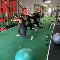Unique Pro Training - Group Training (TRX) split lunge