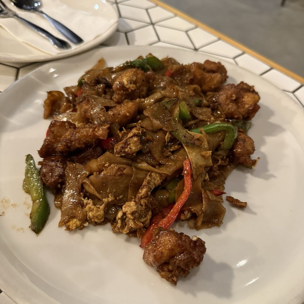 Urban Thai Kitchen - Pad Se Eu with fried chicken - Thai Near Me - San Diego, California Urban Thai Kitchen - Pad Se Eu with fried chicken - Thai Near Me - San Diego, California