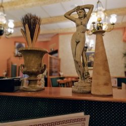 Dionysos - Die Einrichtung ist ein bunter Stilmix, nichts passt zusammen.