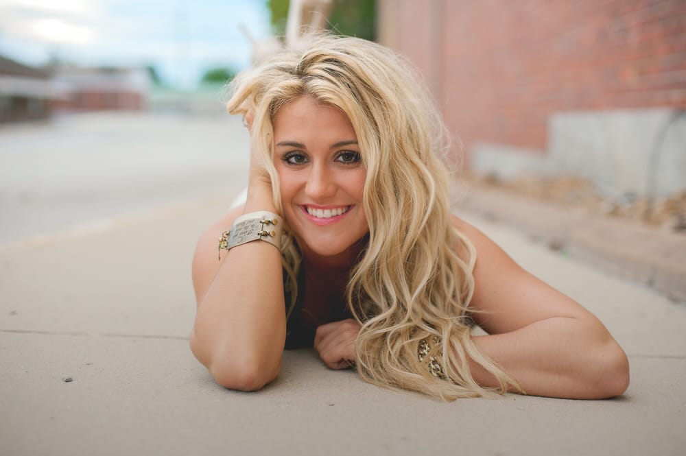 Joni's Hair & Tanning Logo