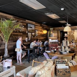 High Tide Coffee And Bowls - Inside