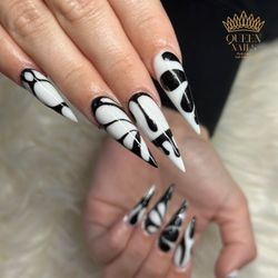Queen's Nails