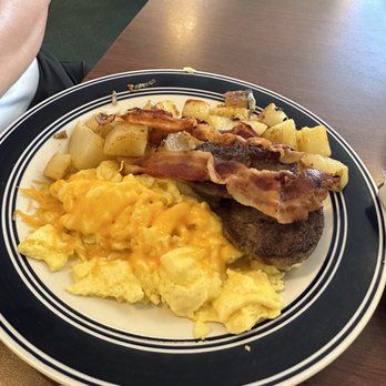 Dee's Place - Big breakfast No. 1 eggs to order with bacon, sausage Patties and home fries. - Diners Near Me - Sebring, Florida