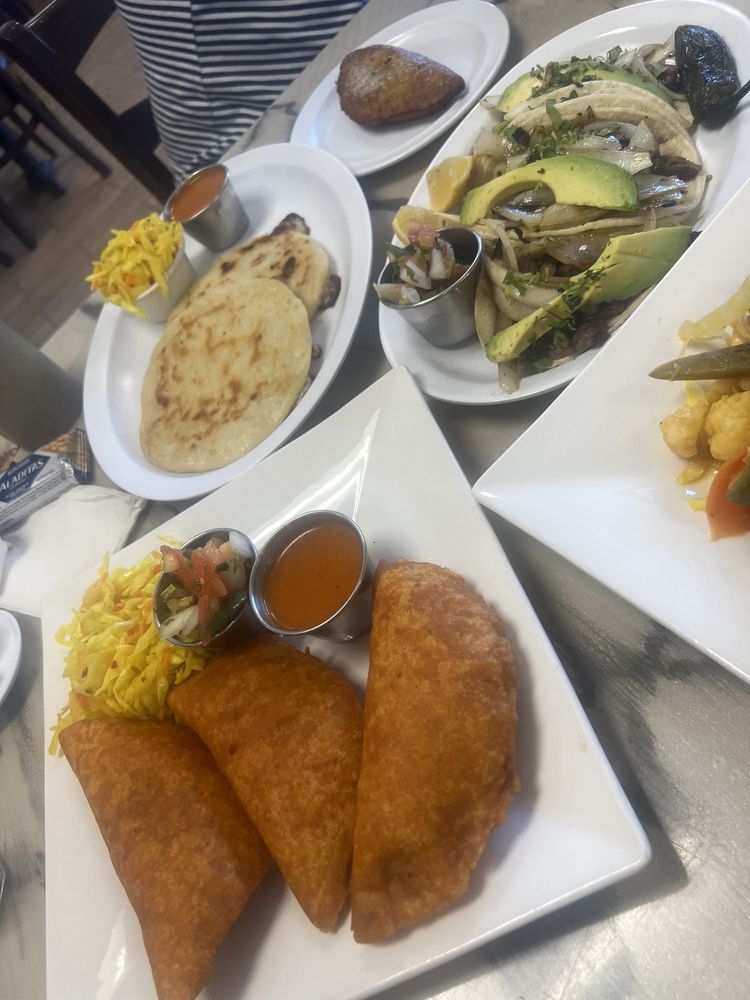 El Cuzcatlan Restaurant Grill