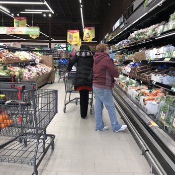 ALDI - two people shopping in a grocery store - Grocery Near Me - Fairview Heights, Illinois