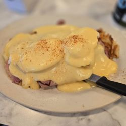 Busy Bee Cafe - Eggs Benedict
