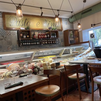 Pasta e Vino - Interior is cute and cozy - Italian Near Me - Salzburg, 5 Pasta e Vino - Interior is cute and cozy - Italian Near Me - Salzburg, 5