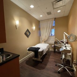 Sona Vita Medical Day Spa - Spa room. Inclosed private space, ambient lighting and adjustable bed.
