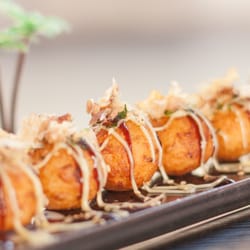 IGo Pasta - Takoyaki con salsa de la casa