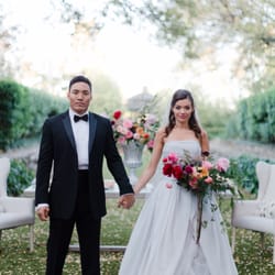 Meggie Francisco Events - Secret Garden wedding - Photo by Jennefer Wilson, Gown by Vera Wang, Floral byu The Southern Table, Rentals by Fauxcades