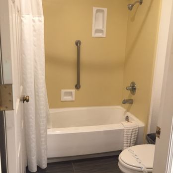 Comfort Suites Red Bluff Near I-5 - Restroom: bathtub/shower and toilet - Hotels Near Me - Red Bluff, California Comfort Suites Red Bluff Near I-5 - Restroom: bathtub/shower and toilet - Hotels Near Me - Red Bluff, California