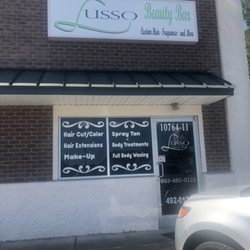 Lusso Beauty Bar - Front of salon from 707!