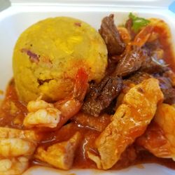 The Famous Trailer Ribs - Mofongo con carne mixta (pollo, churrasco y camarones) a la criolla