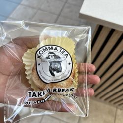 Komma Tea - S'mores macroon