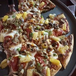 Hillbilly's Fun Grill & Saloon - YUMMY PIZZA!!