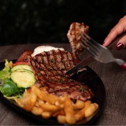 Un delicioso Bistec a lo Pobre!! Arroz, ensalada, platanitos, huevo frito y papas El Salto del Fraile 7639 Firestone Blvd Downey