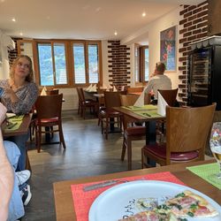 Restaurant Bino's Pizzeria - Cute tables for 2 and 4.