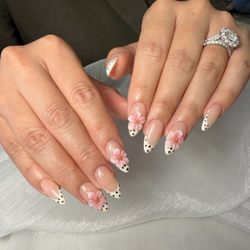 Magic Nails - Gel x w French and 3D flowers