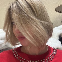 Blonde wavy bob haircut