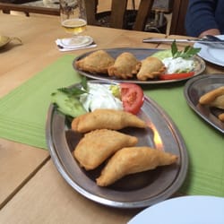 Graf Kessel - Vorspeisen Teigtaschen Käse, Fleisch und Spinat.